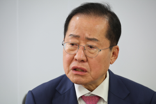 6·3 조기 대통령선거 출마를 선언한 국민의힘 소속 홍준표 전 대구시장이 지난 4월14일 서울 여의도 대하빌딩에서 연합뉴스 취재진과 인터뷰하고 있다.<연합뉴스 사진>